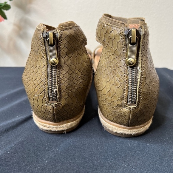 🌹 Adrienne Vittadini Green Brown Snakeskin Reptile Sandals 7.5 Platform Patrice - Picture 5 of 13